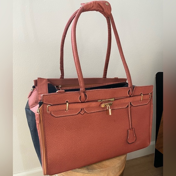 Amazing high quality pet carrier designer and luxury look. Gorgeous Cognac brown - Picture 3 of 17